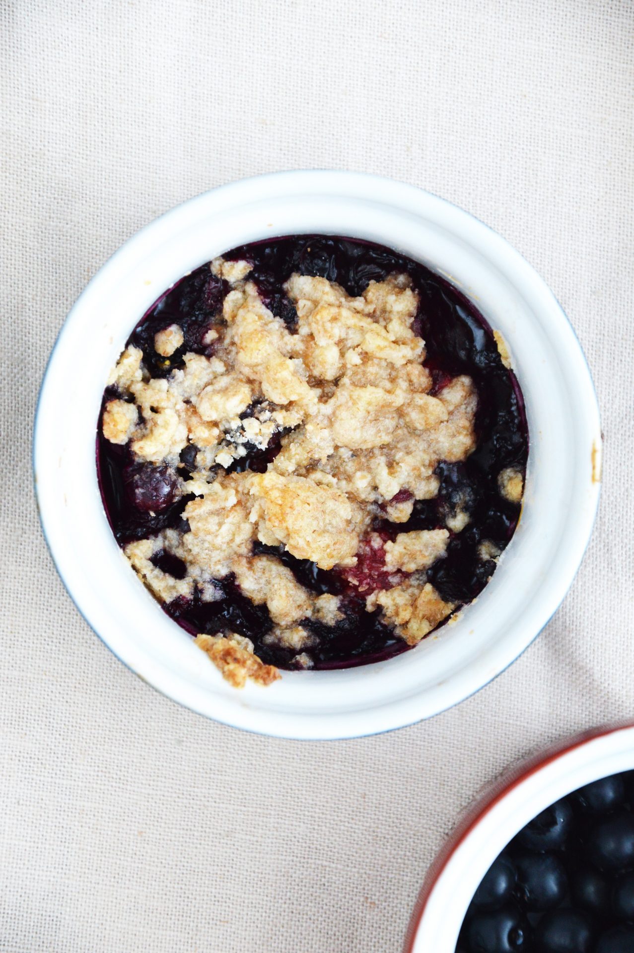 Crumble z borówkami i malinami, czyli leśne owoce pod kruszonką w białej kokilce