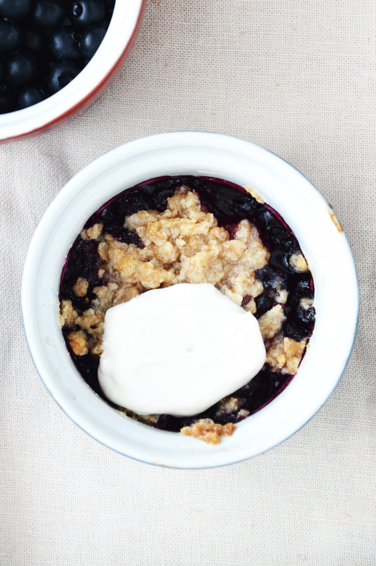 Crumble z borówkami i malinami, czyli leśne owoce pod kruszonką z jogurtem