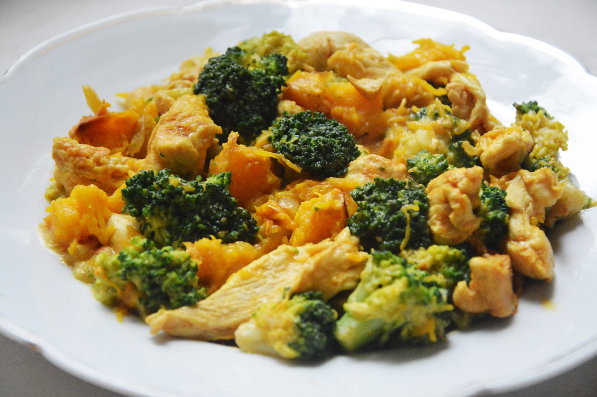 Curry z kurczakiem, dynią i brokułami na talerzu