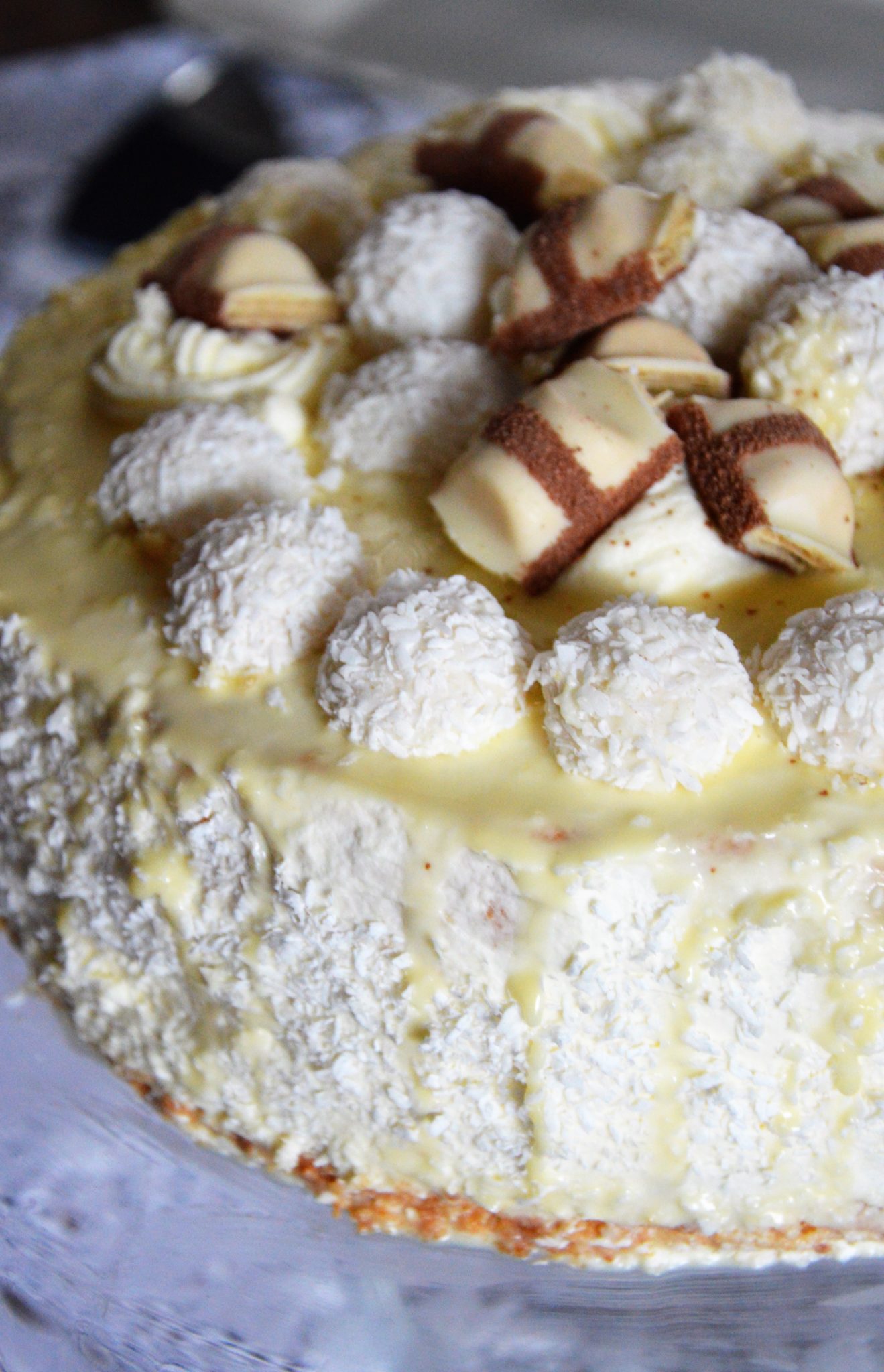 Tort rafaello z ganache i pralinkami w całości ze spływającym ganache