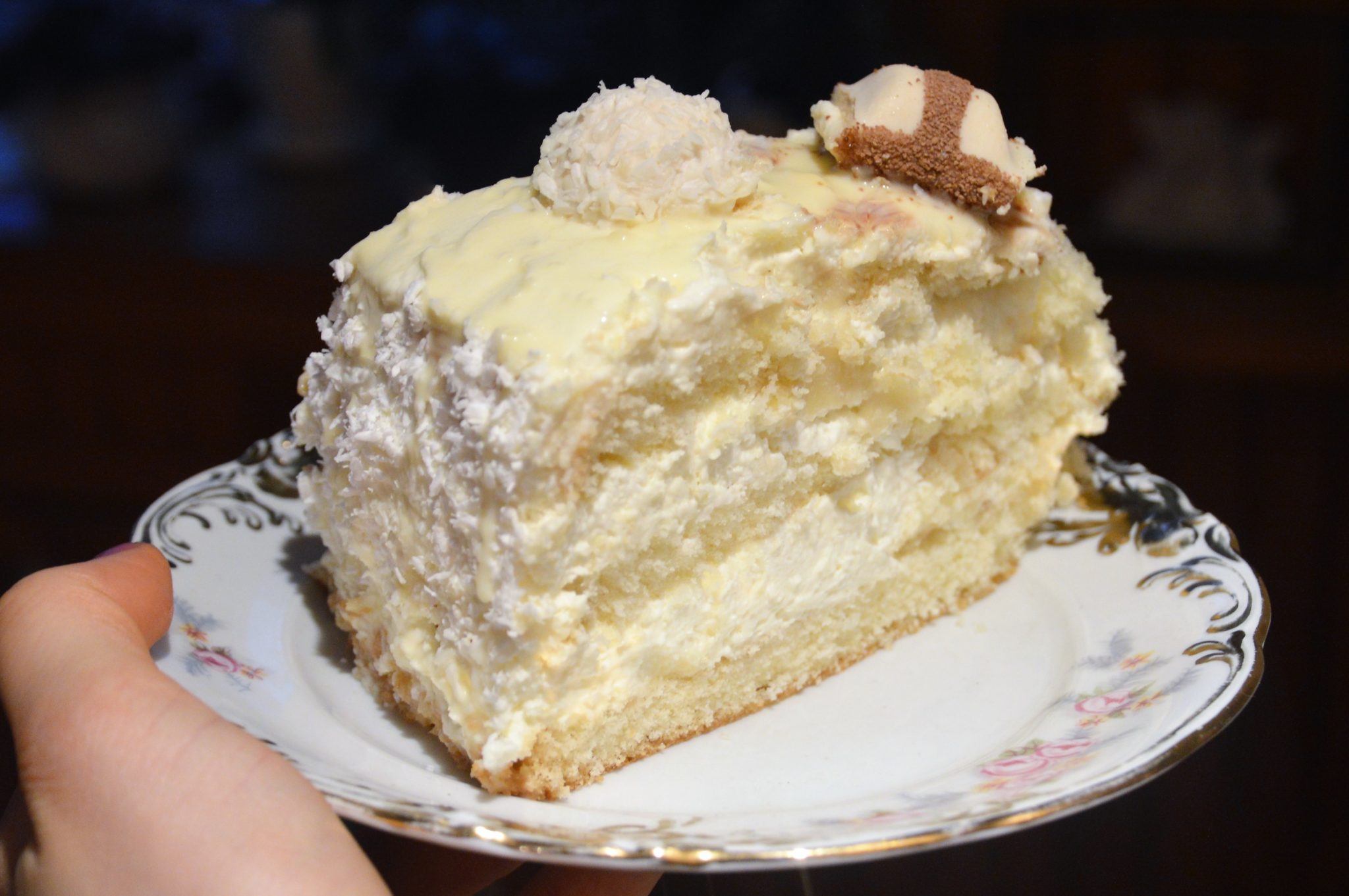 Tort rafaello z ganache i pralinkami w całości kawałek