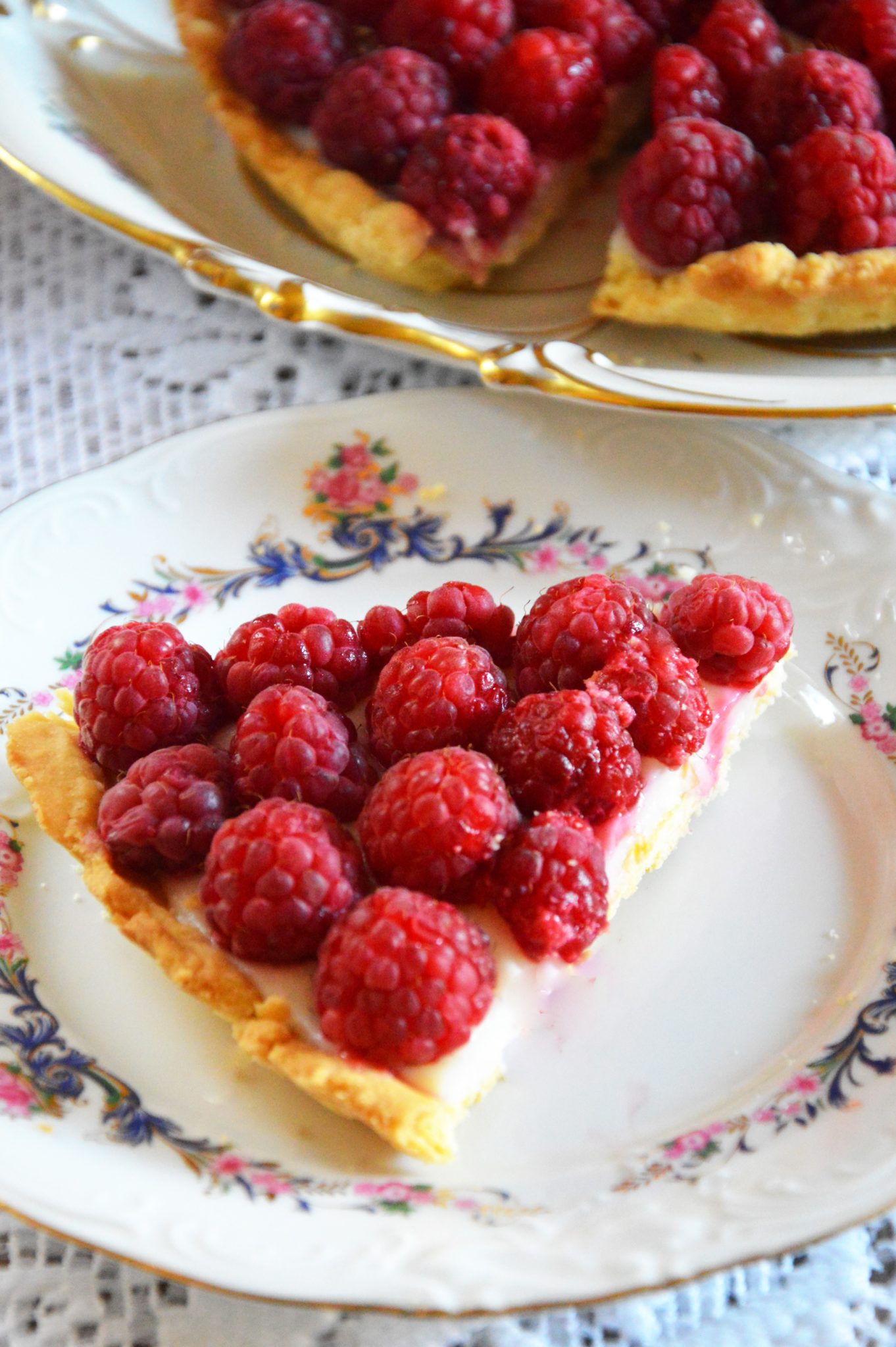 Tarta z budyniem i malinami - kawałek na talerzu