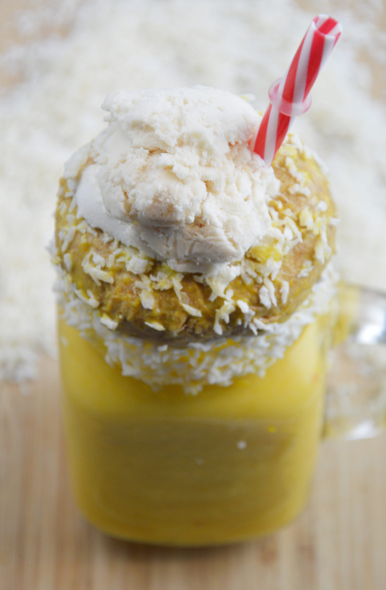 Zdrowy wegański freakshake z donutem i lodami