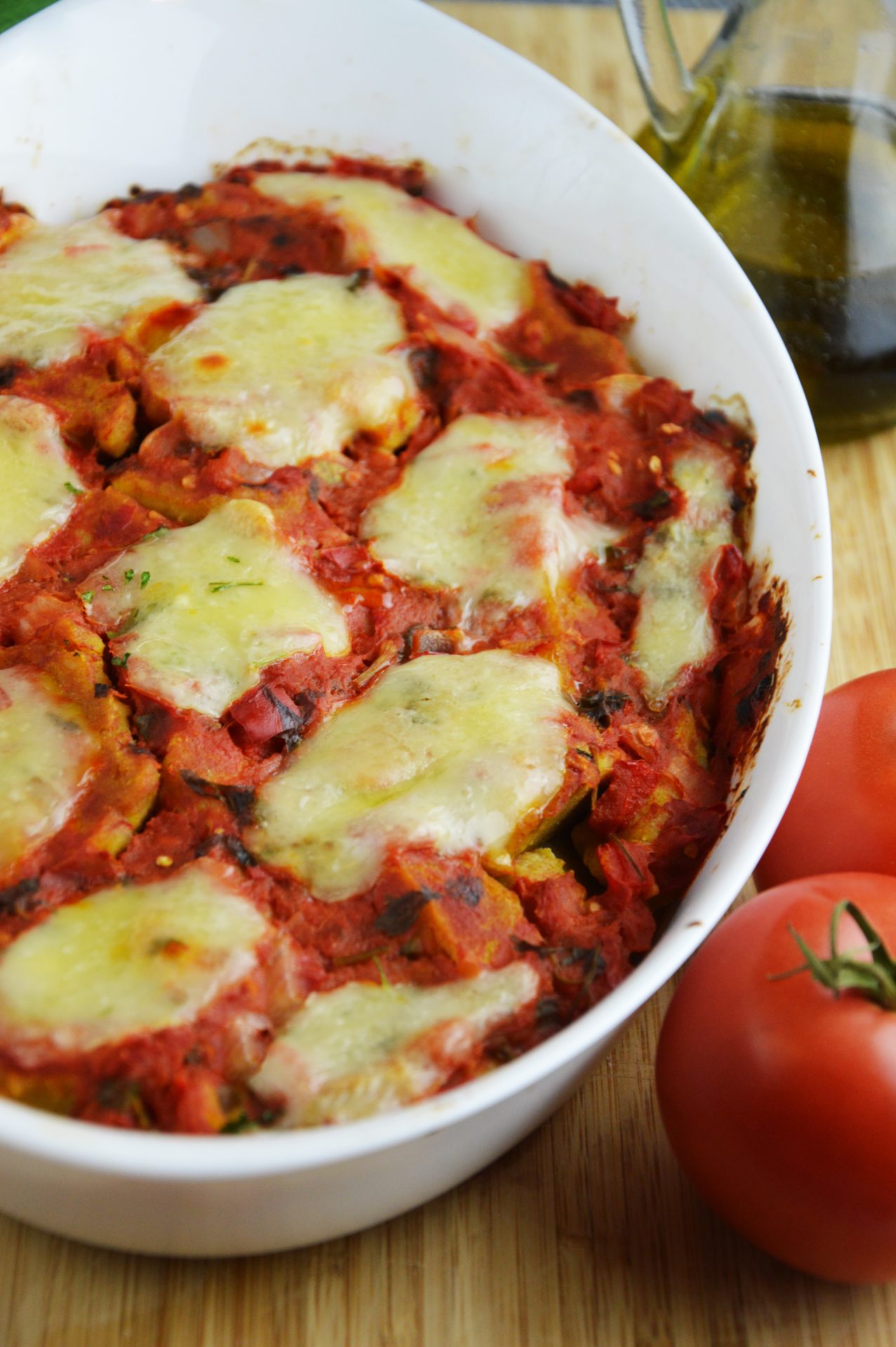 Kopytka dyniowe zapiekane z sosem i mozzarellą w naczyniu żaroodpornym