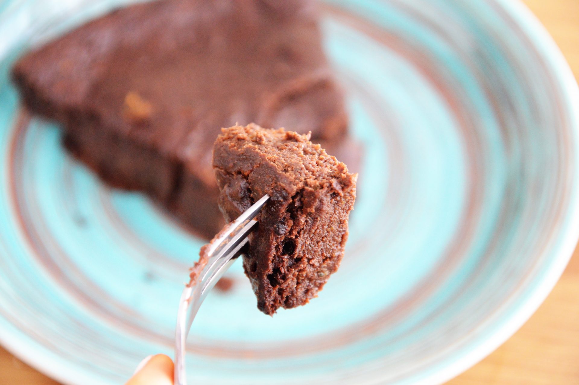 Brownie z cukinii na widelcu