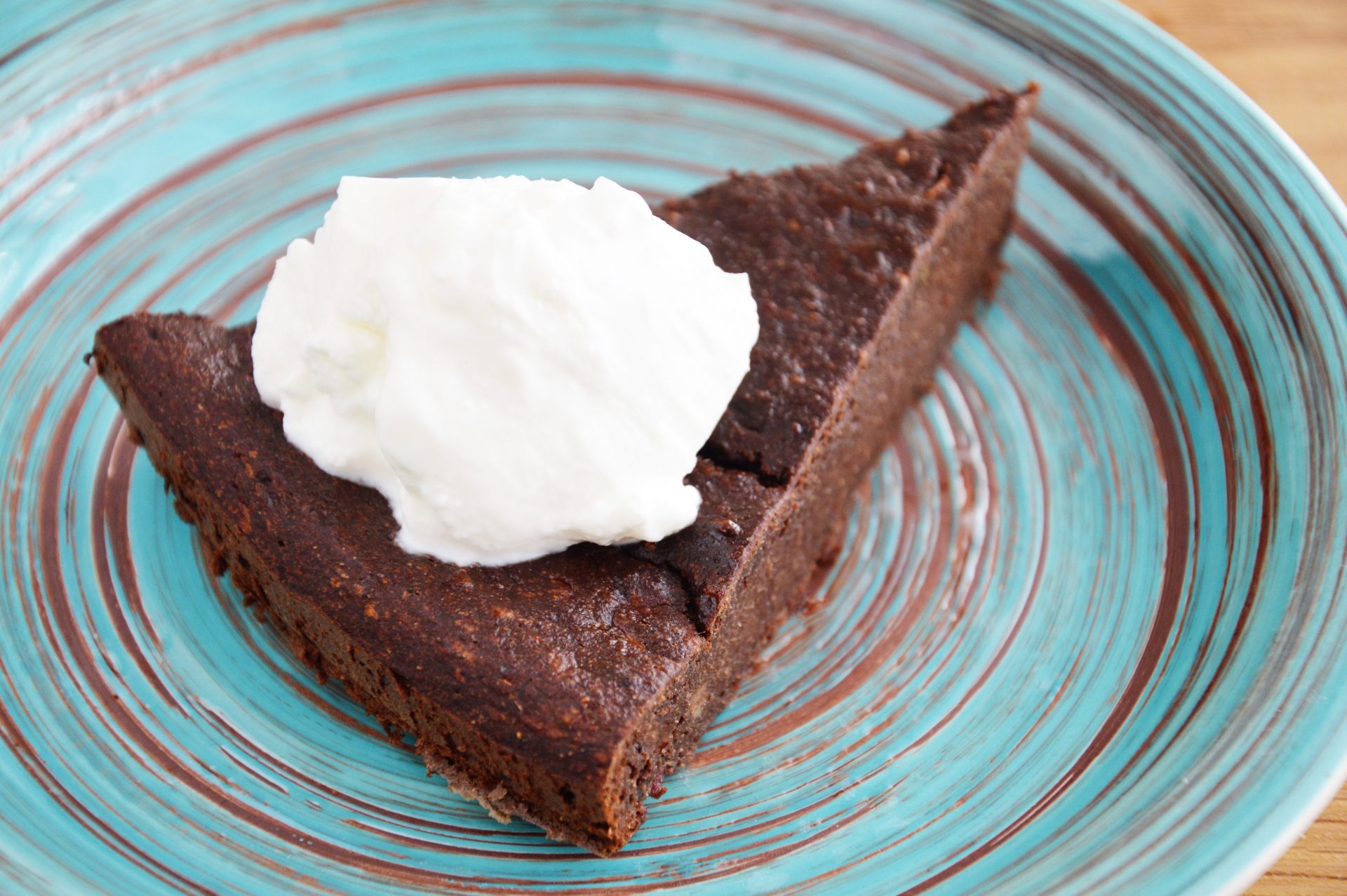 Brownie z cukinii podane z jogurtem