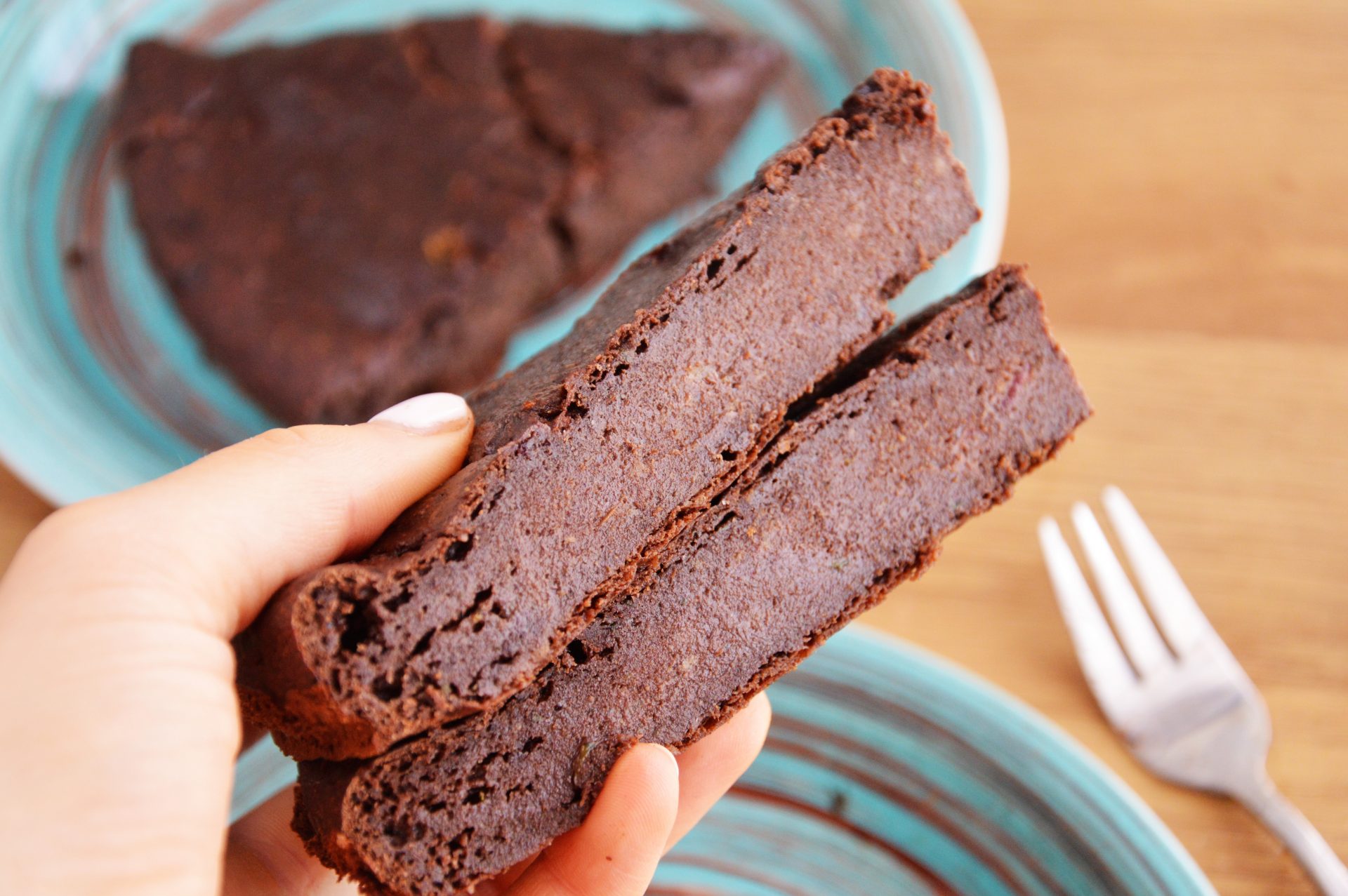 Dwa kawałki brownie z cukinii