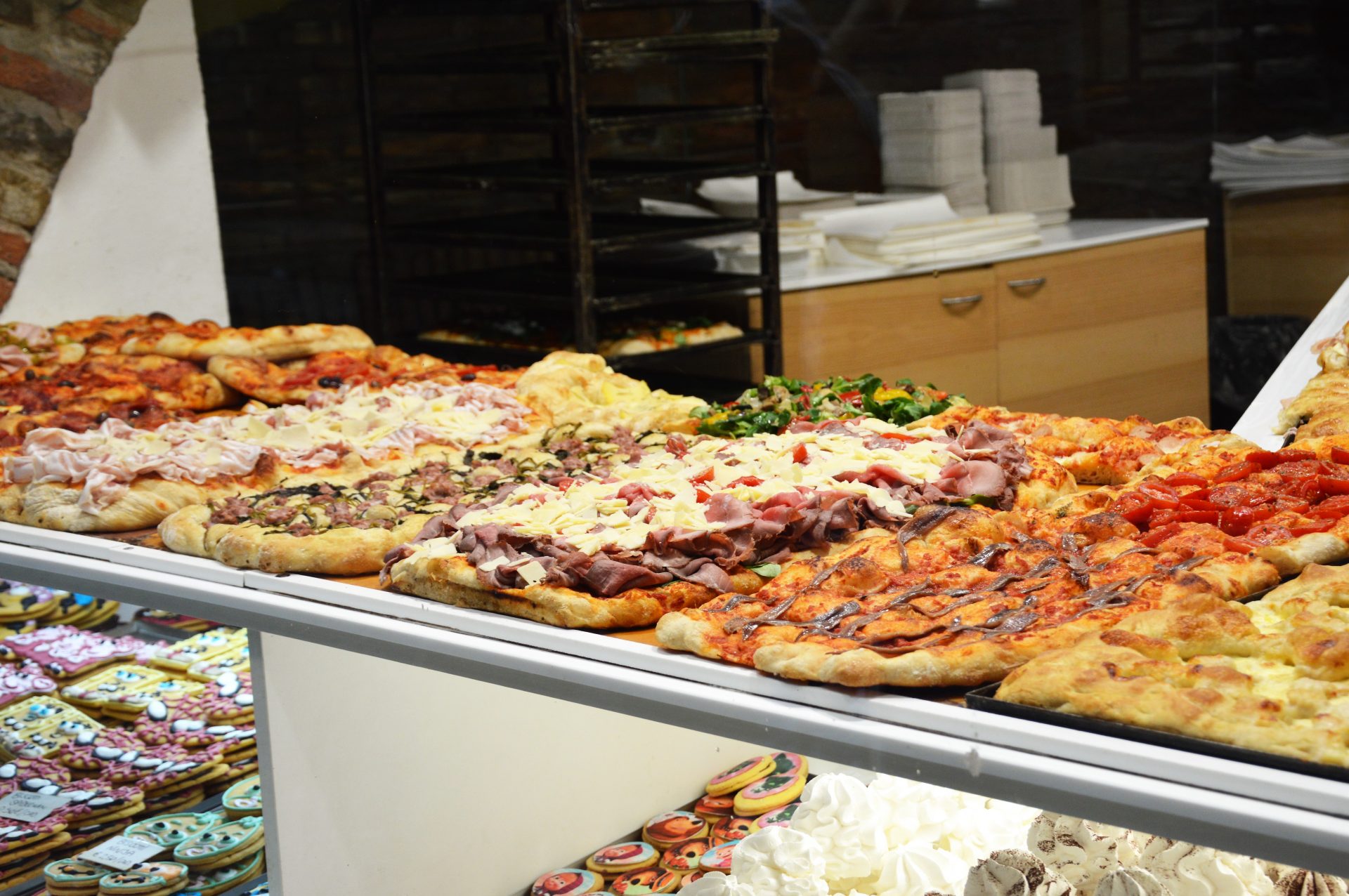 Gdzie tanio zjeść w bergamo - pizza na kawałki