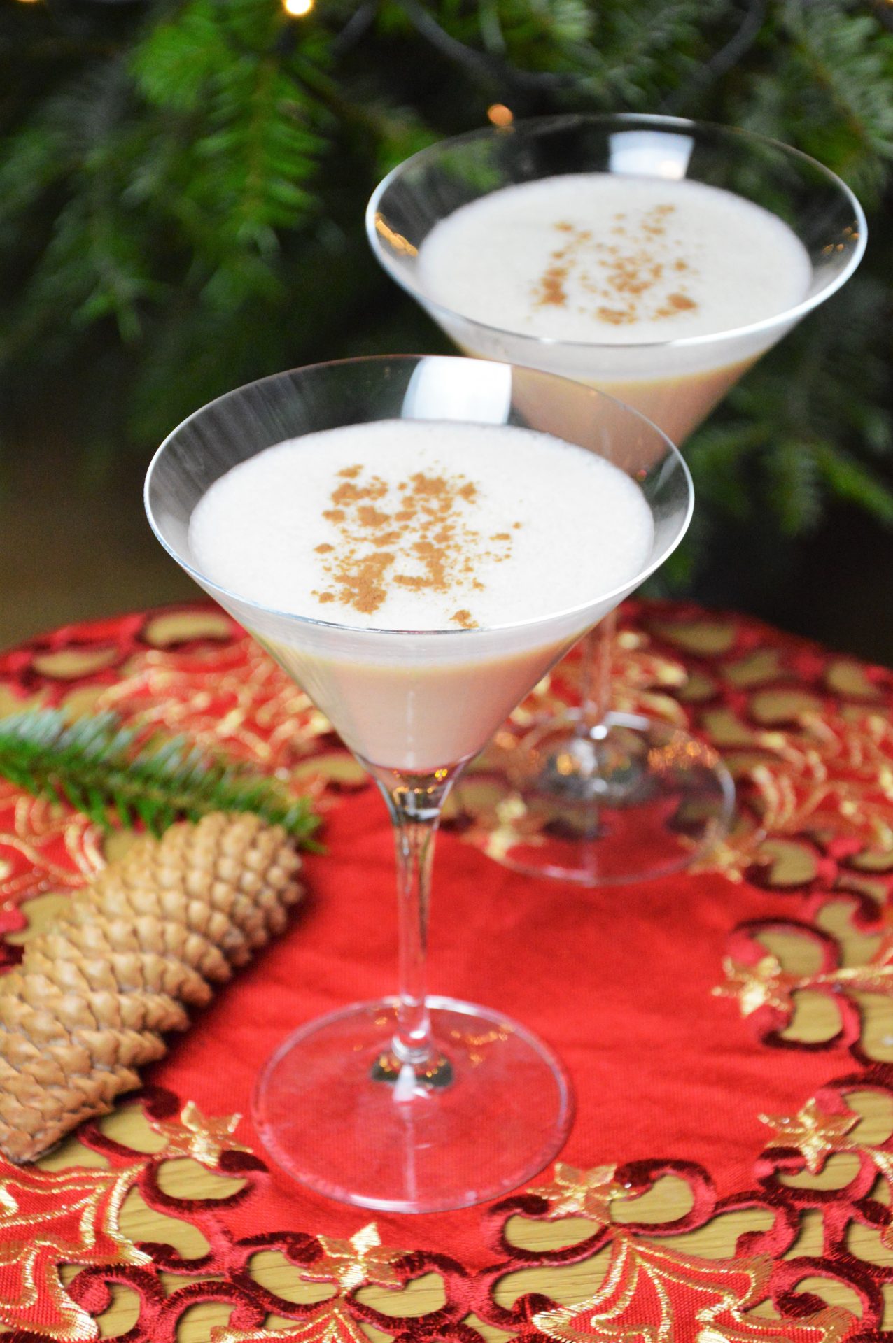 Wegański egg nog, czyli świąteczny bezjajeczny koktajl w kieliszkach
