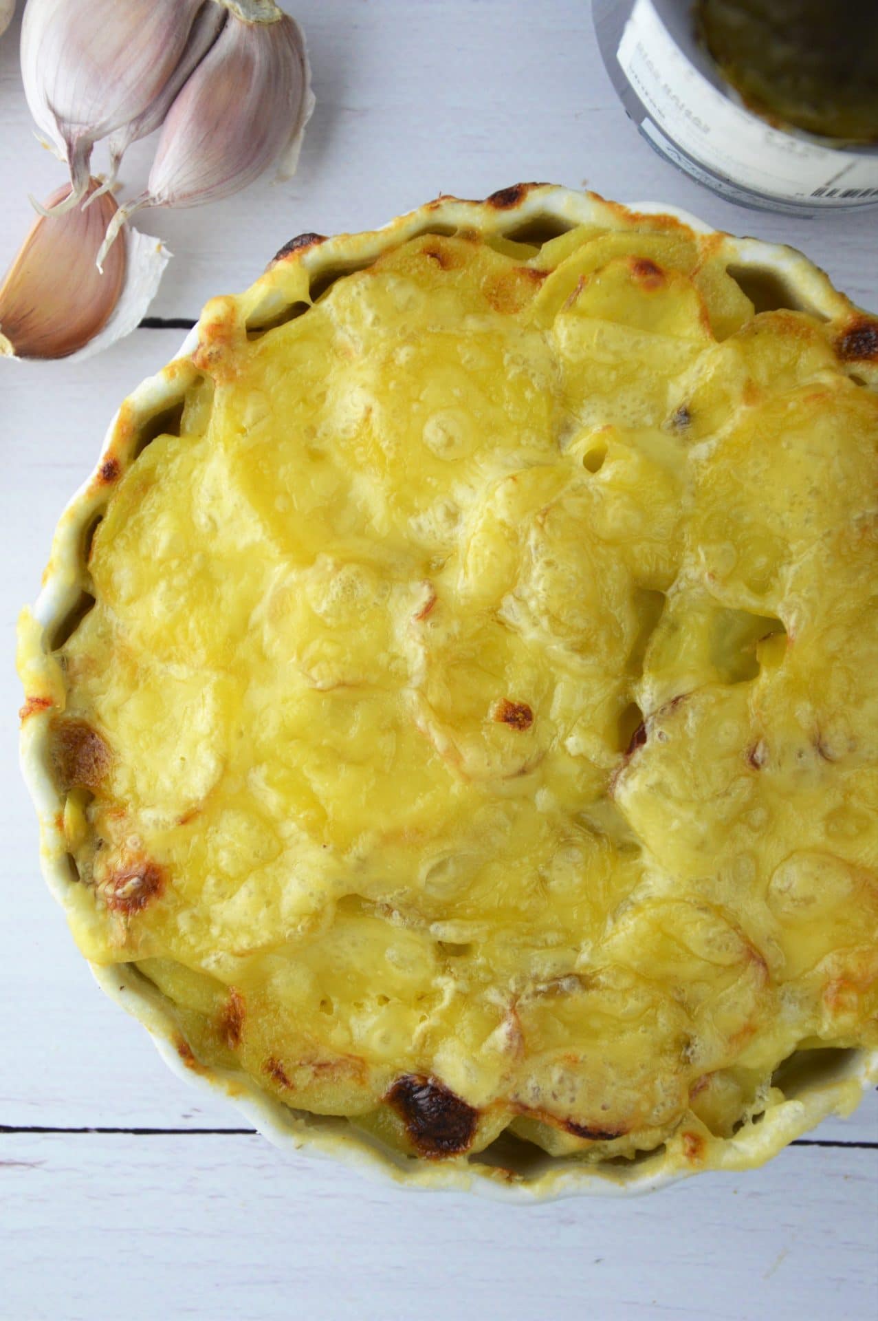 Gratin ziemniaczane w białym naczyniu od góry