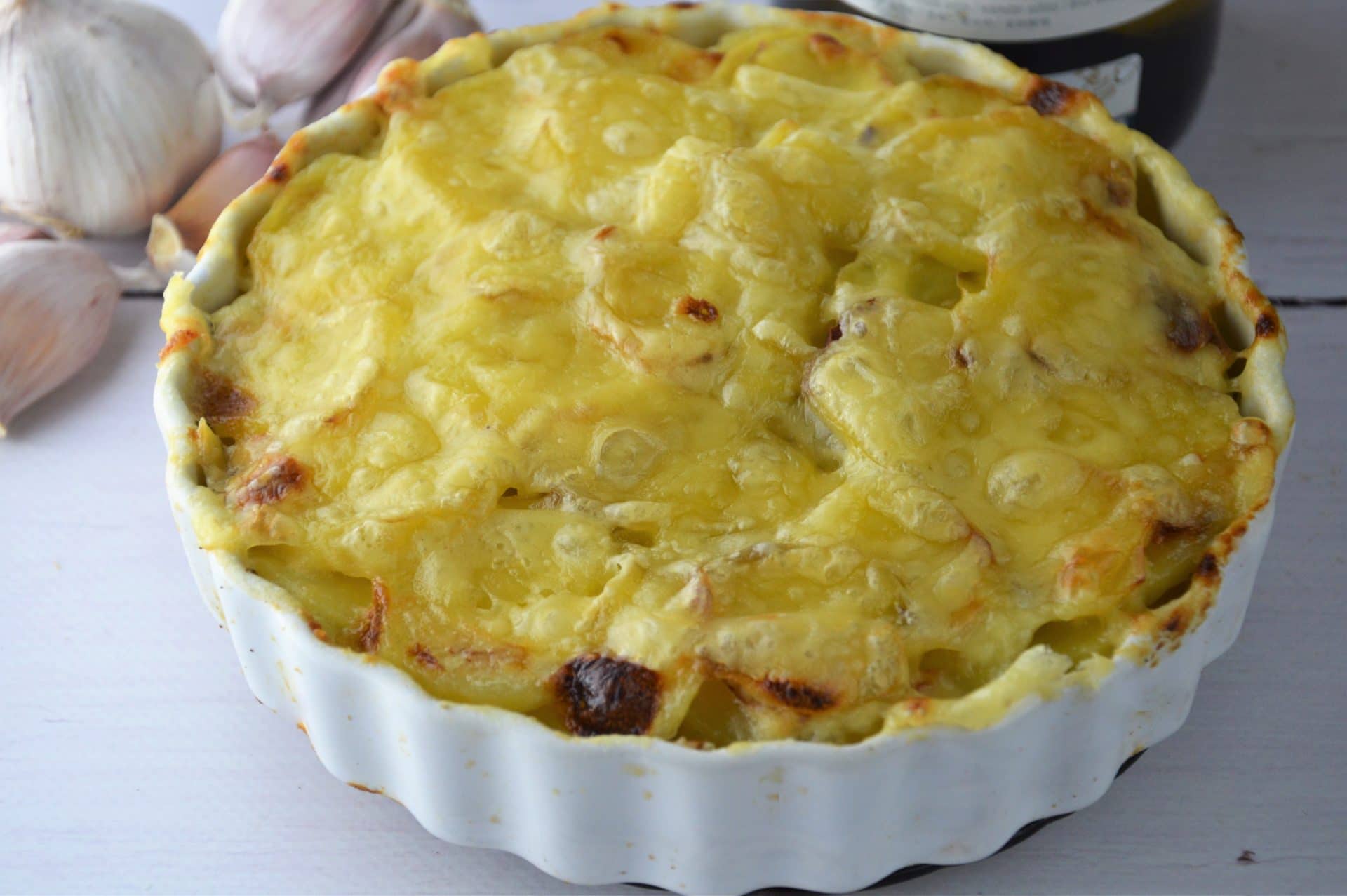 Gratin ziemniaczane w białym naczyniu od góry
