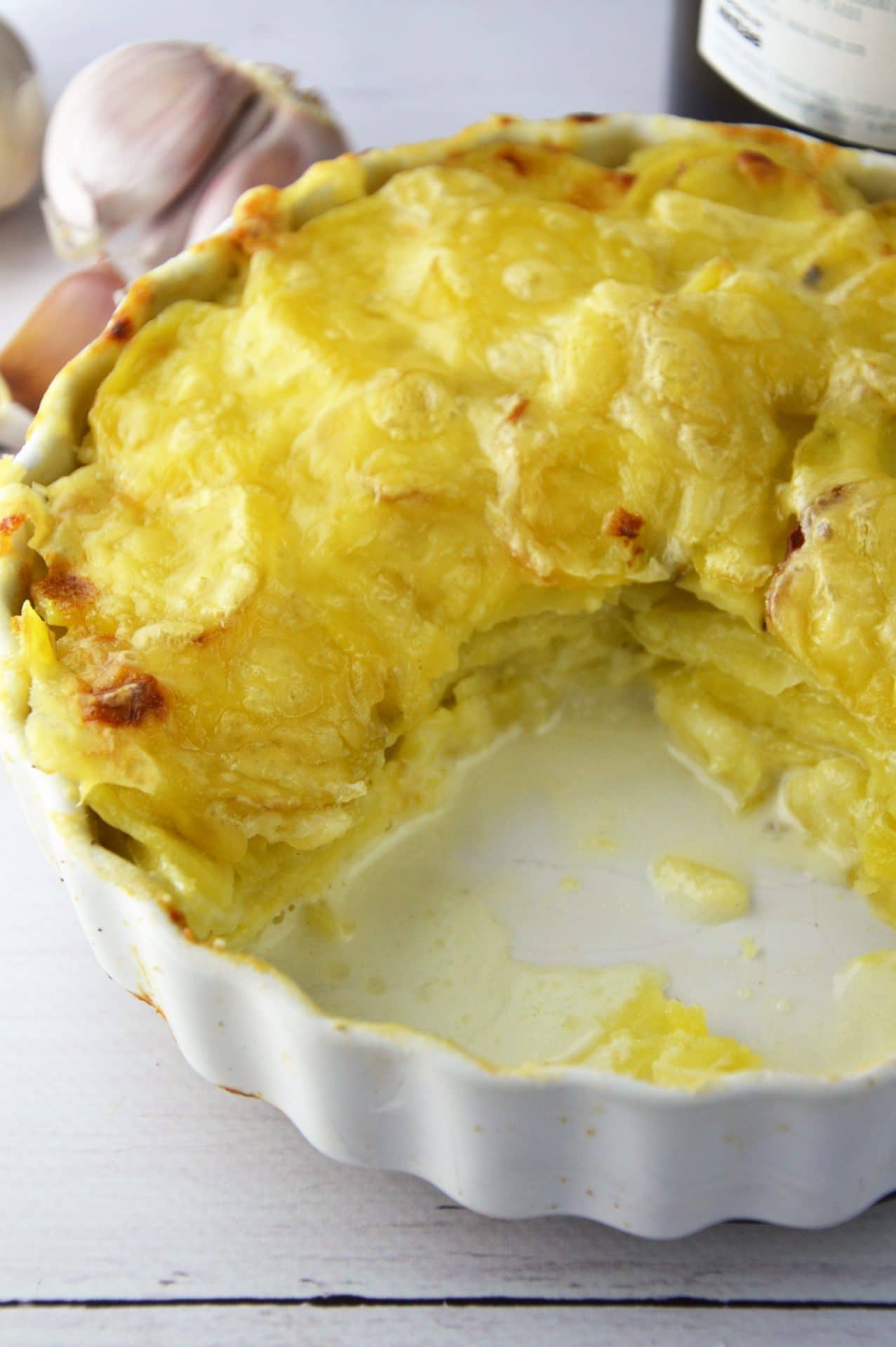 Gratin ziemniaczane w białym naczyniu w środku