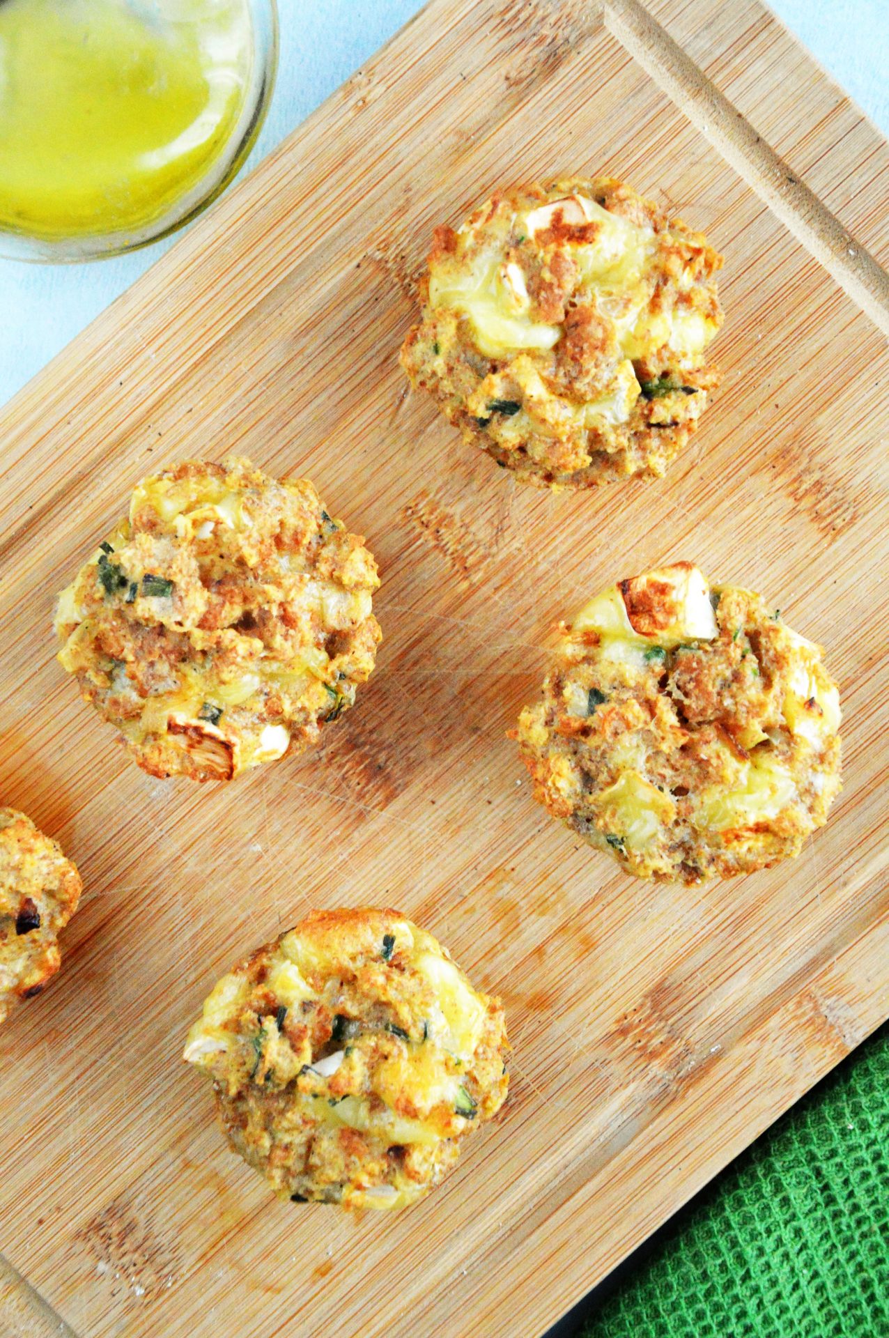 Muffinki z chleba i sera camembert na drewnianej desce