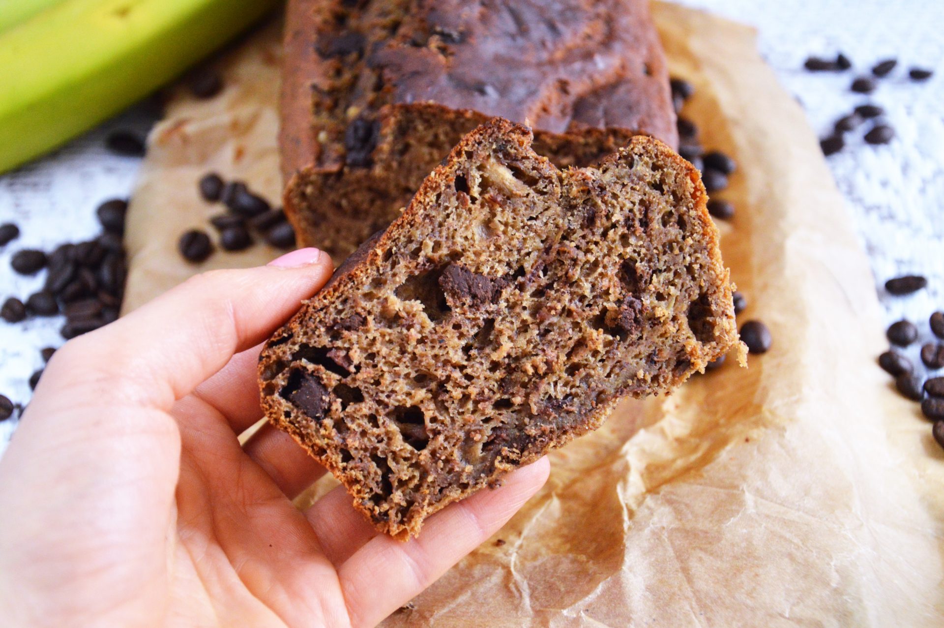 Fit chlebek bananowy bez cukru z kawą i czekoladą kawałek