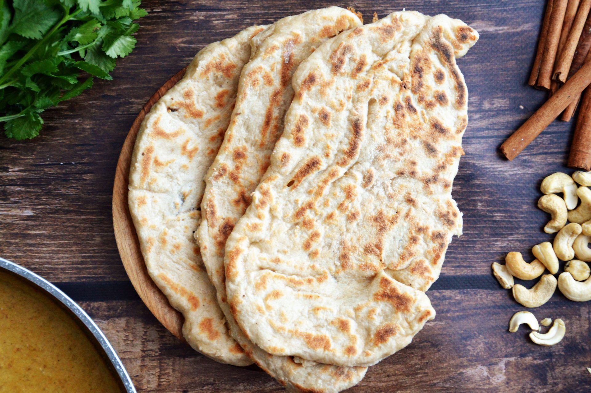 Łatwe chlebki naan orkiszowe od góry