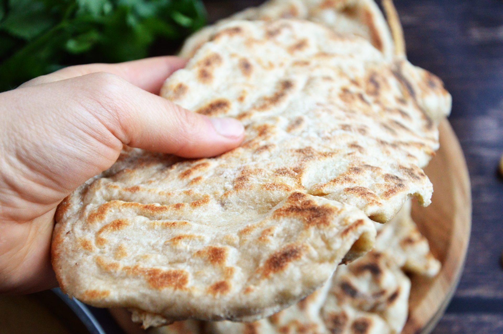 Łatwe chlebki naan orkiszowe w dłoni