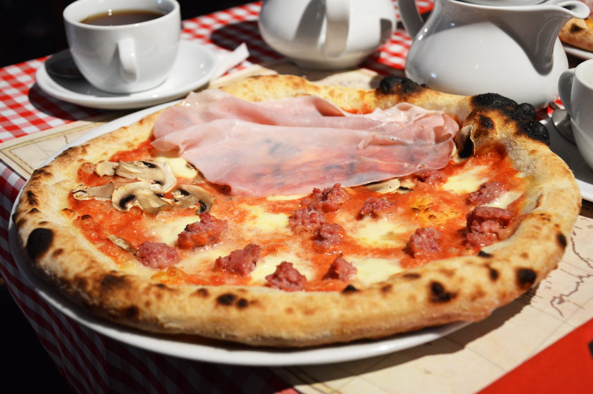 Gdzie zjeść pizzę neapolitańską w Warszawie - Ciao a Tutti pół na pół