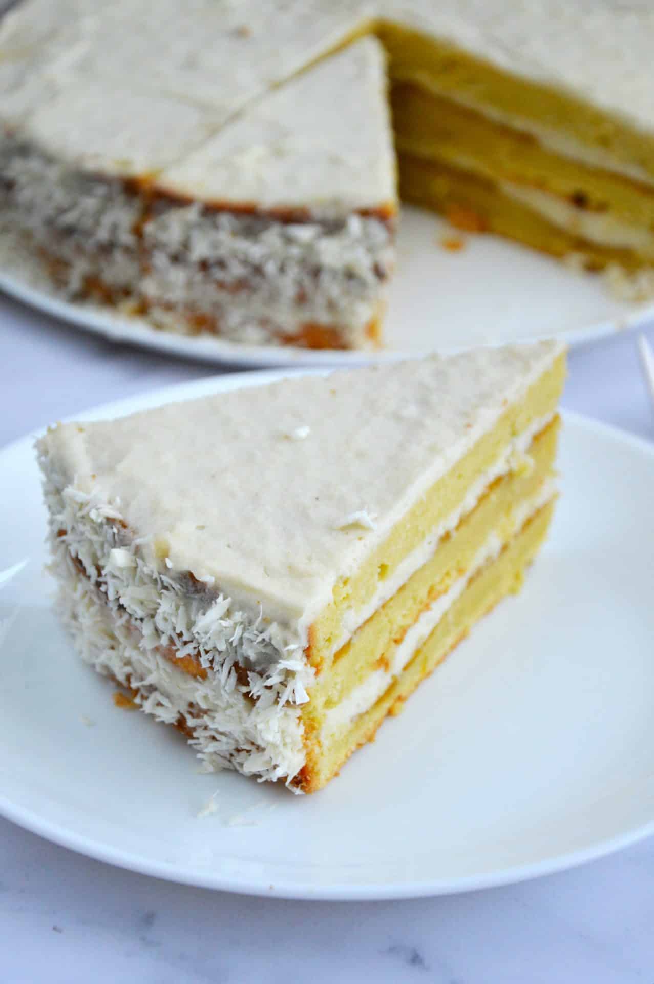 Tort mango bez cukru z kokosem na talerzu białym