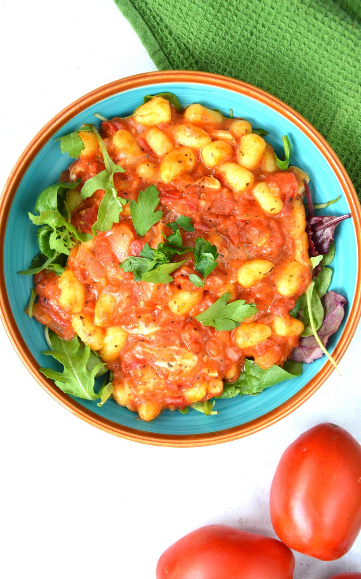 Gnocchi w sosie pomidorowym z mozzarellą na talerzu