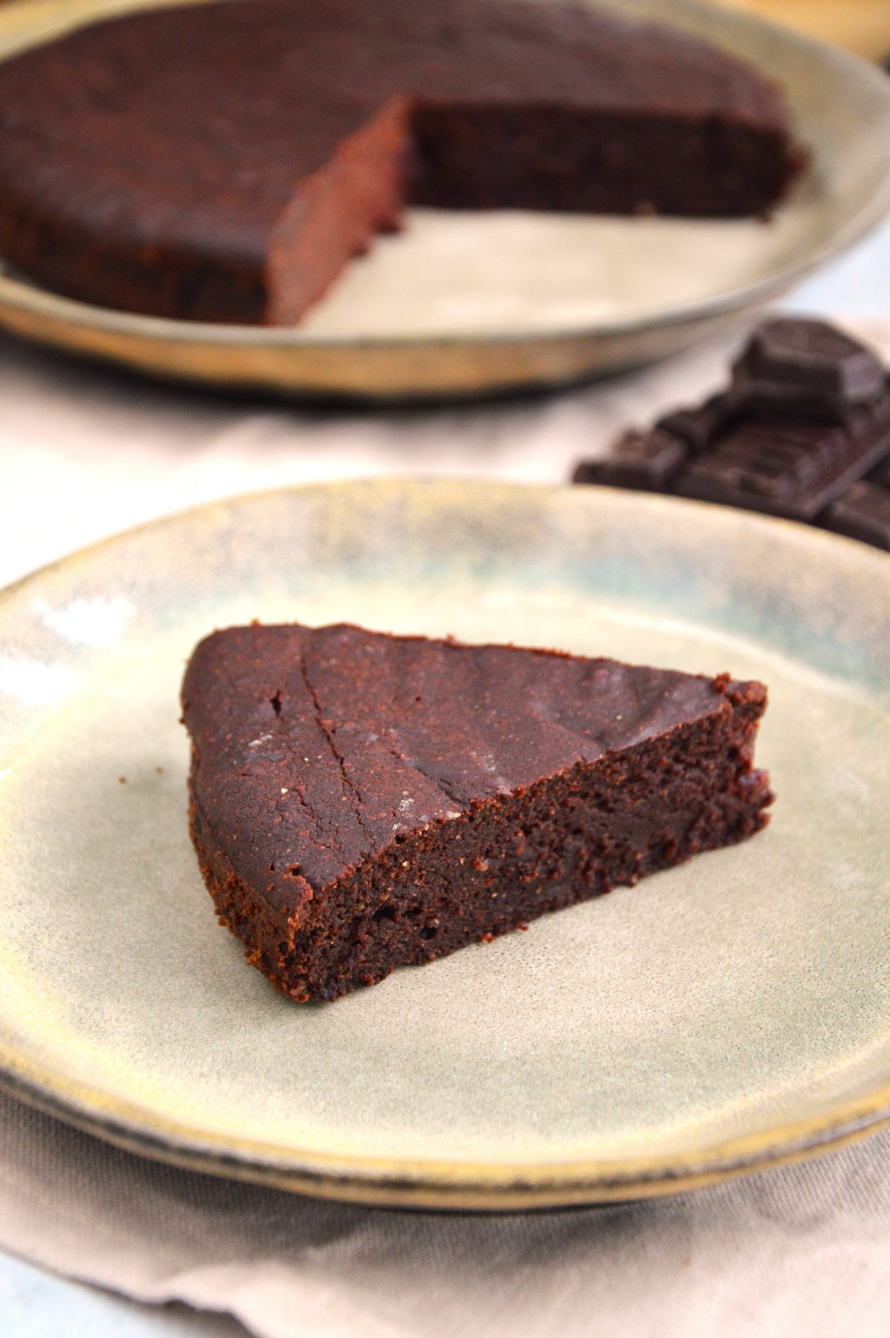 Brownie z burakami na talerzu
