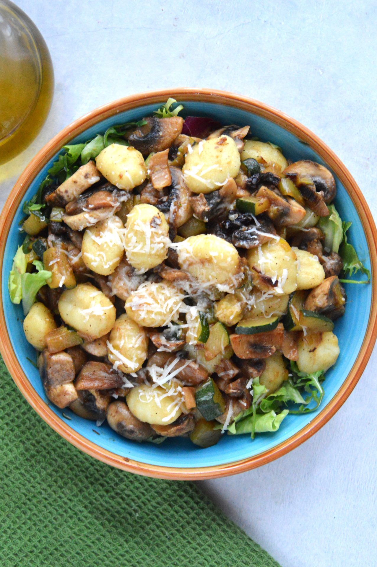 Gnocchi z pieczarkami i parmezanem w miseczce w całości