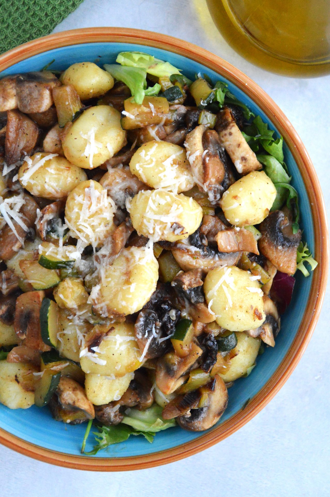 Gnocchi z pieczarkami i parmezanem w miseczce
