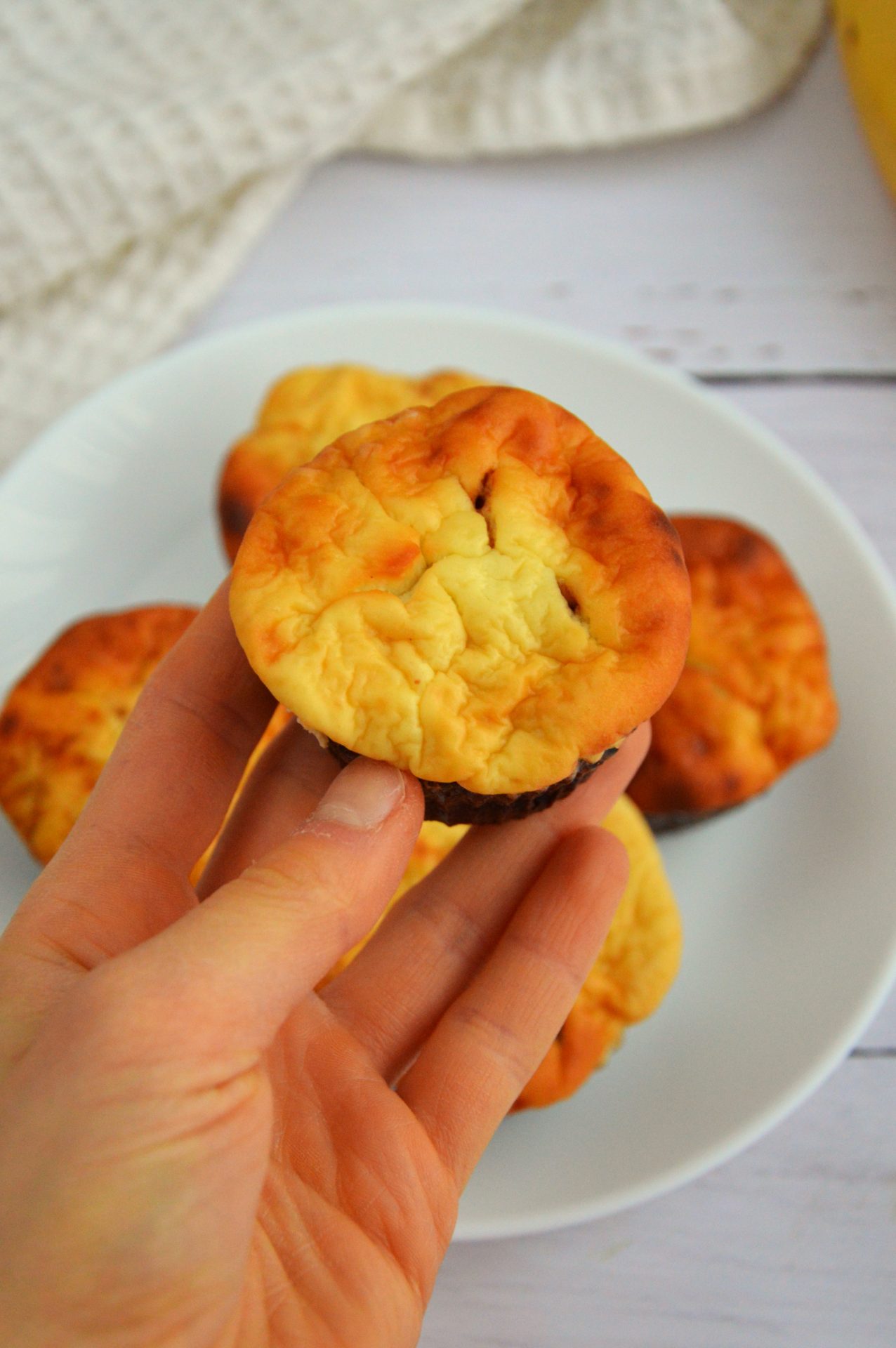 Fit muffinki sernikobrownies - jedna w dłoni
