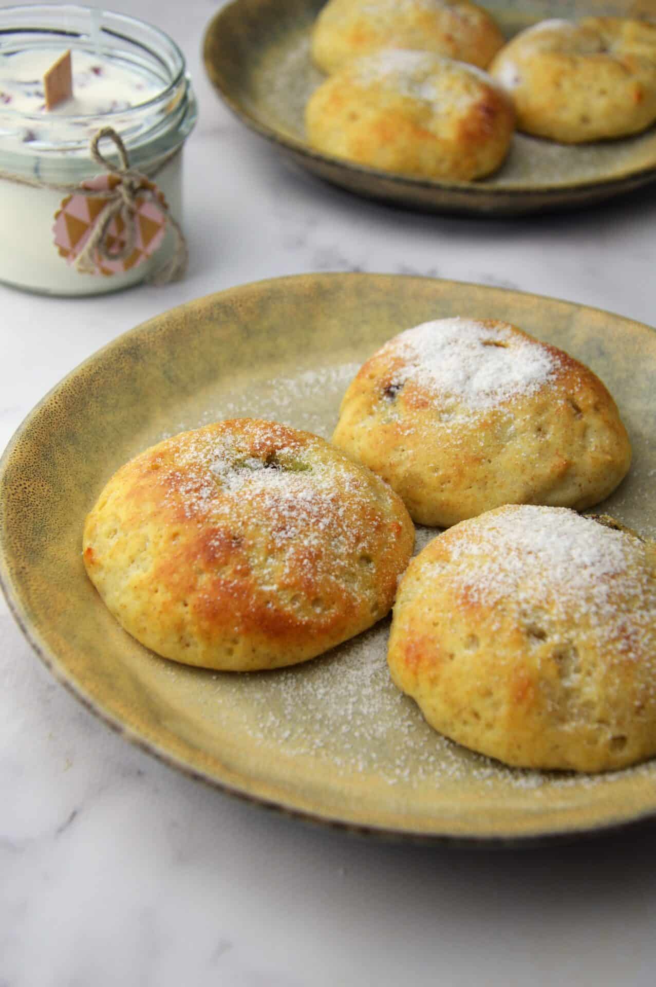 Fit pączki twarogowe 3 sztuki na seledynowym talerzu