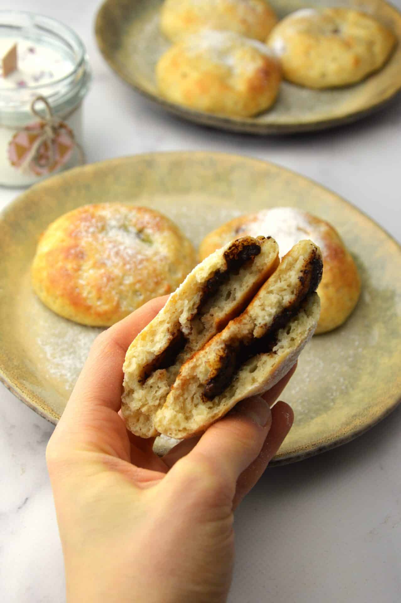 Fit pączek z nutellą bez cukru w przekroju