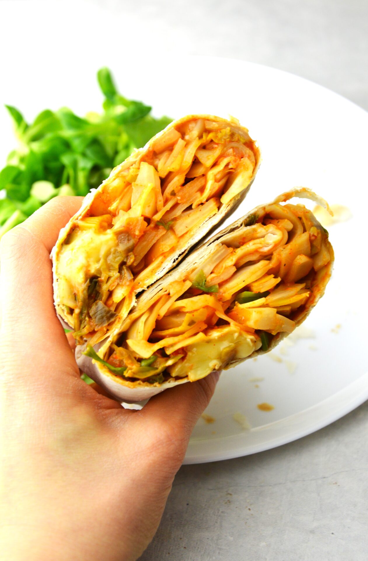 Wegetariańska tortilla z mozzarellą i kapustą w pomidorach w środku