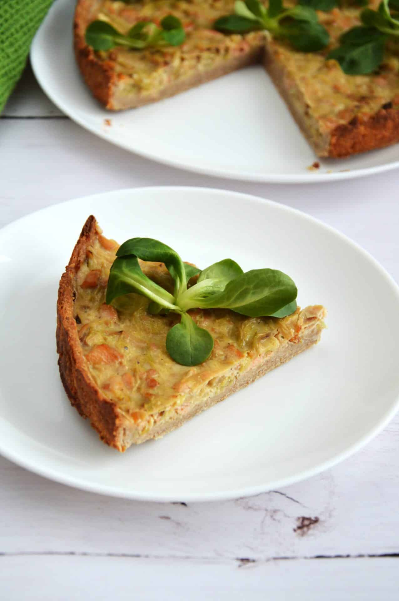 Tarta z młodą kapustą, łososiem i ricottą - kawałek na talerzy