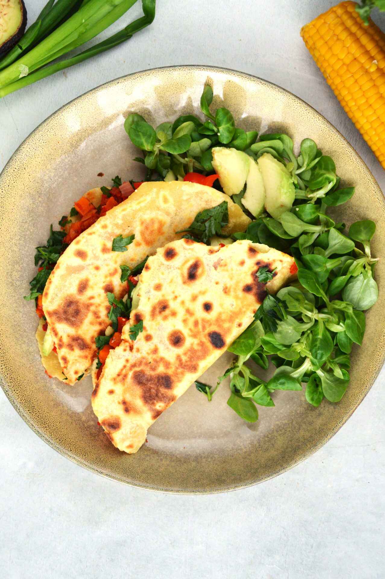 Tacos wegetariańskie z chili bez mięsa, serem i awokado