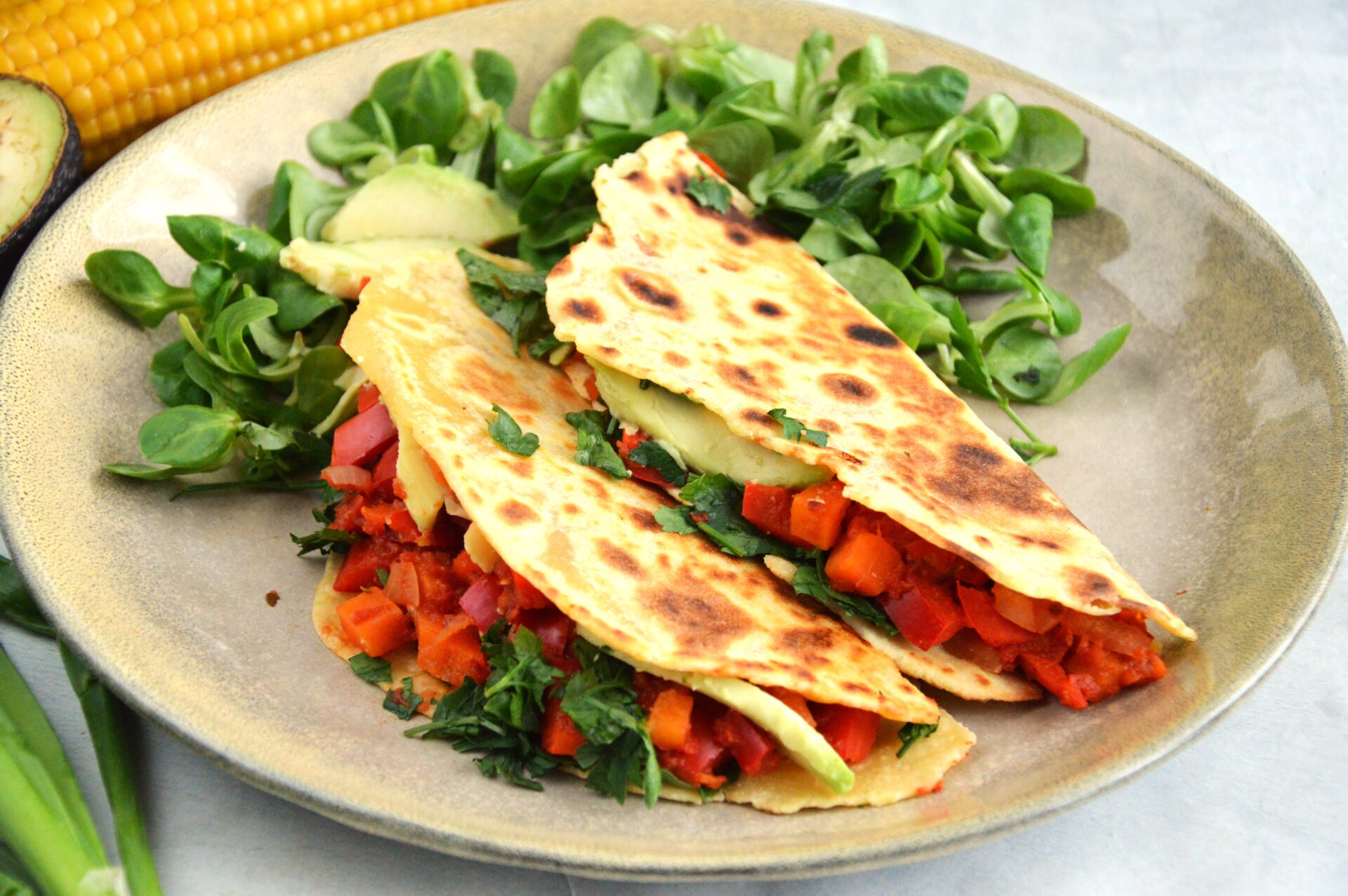 Tacos wegetariańskie z chili bez mięsa, serem i awokado