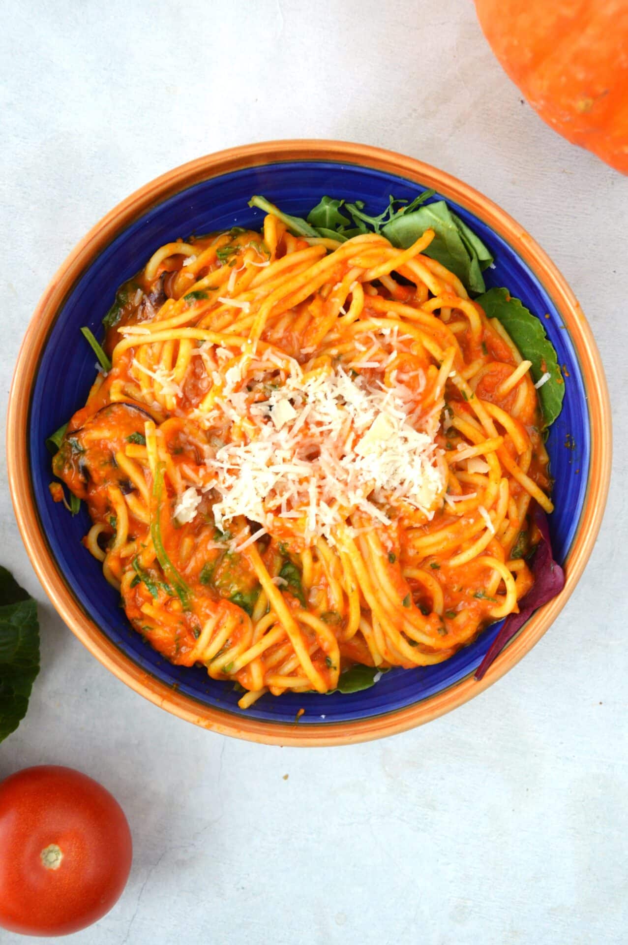 Spaghetti z sosem dyniowym i mozzarellą to idealny wegetariański obiad na szybko