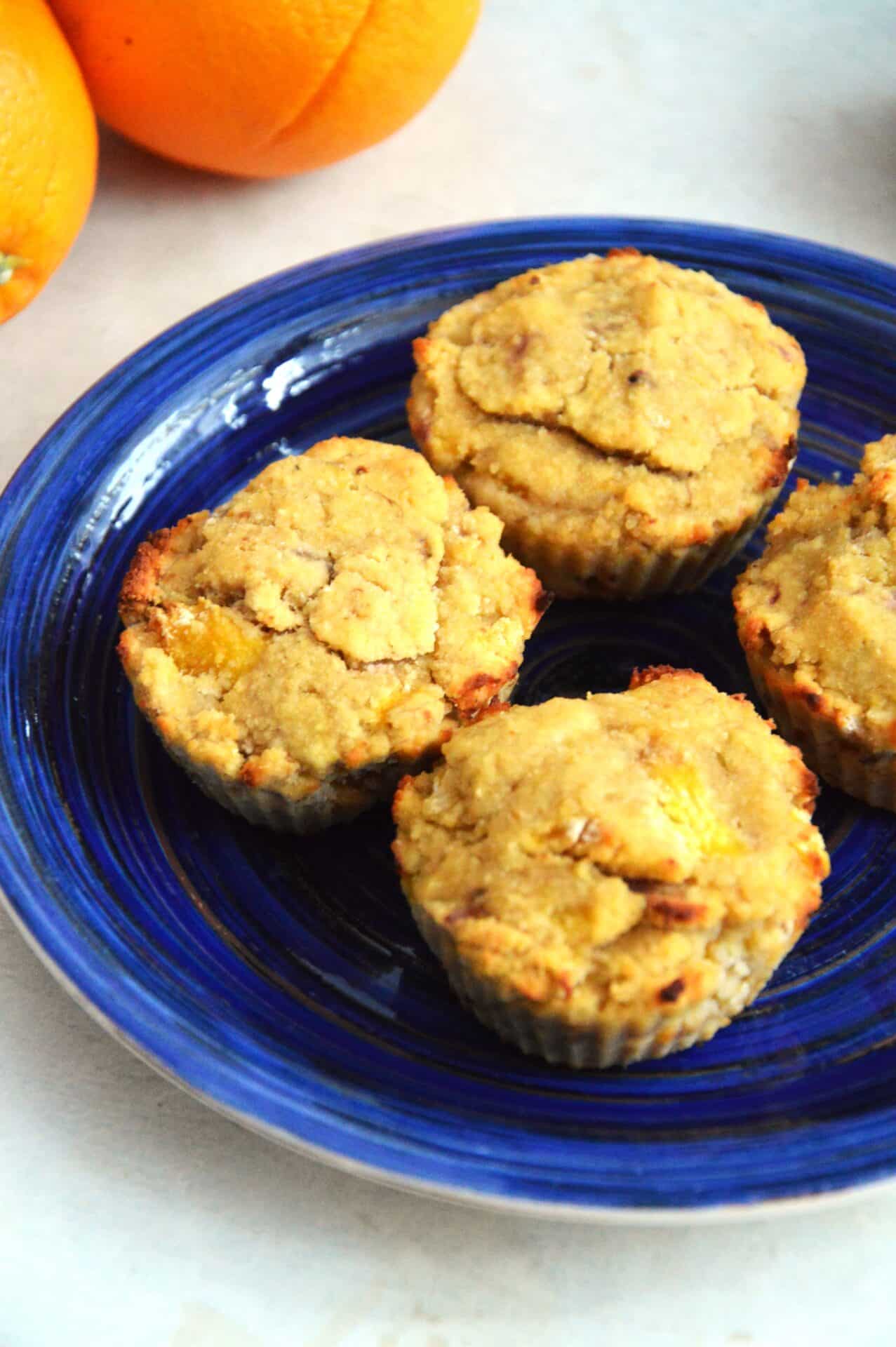 Ekspresowe muffinki bez miksera z mąki kokosowej z mango na talerzyku