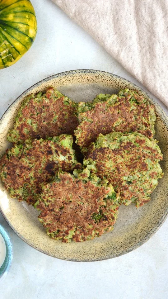Kotleciki brokułowe z łososiem to świetny pomysł na obiad, kolację czy przekąskę 👌  Połączenie 🥦 i łososia warto znać i sprawdza się w wytrawnych plackach, naleśnikach, makaronach czy nawet tartach 🙌  Takie placki są pyszne zarówno na ciepło, jak i na zimno, można je brać na wynos albo zjeść na przekąskę. Z dodatkiem sosu koperkowego lub czosnkowego smakują najlepiej 👌  Na 10-12 placków potrzebujesz:
- 500 g różyczek brokułu (ugotowanego al dente) 
- 200 g wędzonego łososia
- posiekany koperek
- 2 jajka
- 80 g mąki orkiszowej / pszennej / gryczanej
- sól, pieprz  #plackibrokułowe #fitobiad #fitprzepisy #zdroweprzepisy #łatweprzepisy #nawynos #fitkolacja #zdrowakolacja #brokuły