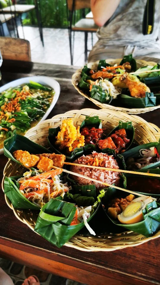Nasi goreng, dadar gurung, tuna pepes, urap sayur, nasi campur, mie goreng, soto ayam, bakso czy gado gado to tylko namiastka cudownych smaków i aromatów, które oferuje Bali 👌  Kuchnia balijska mnie absolutnie oczarowała i już zdążyłam za nią zatęsknić ❤️  Powoli oswajam balijskie smaki we własnej kuchni, ale na razie wracam wspomnieniami do balijskich warungów i przygotowałam niezwykle apetyczny wpis pełny balijskich smaków.  Zapraszam, link w bio 🙌  #wakacjenabali #balijskiejedzenie #kuchniabalijska #indonezja #indonezyjskakuchnia #pysznejedzenie #kuchnieświata #inspiracjekulinarne #podrozekulinarne #kochamjesc