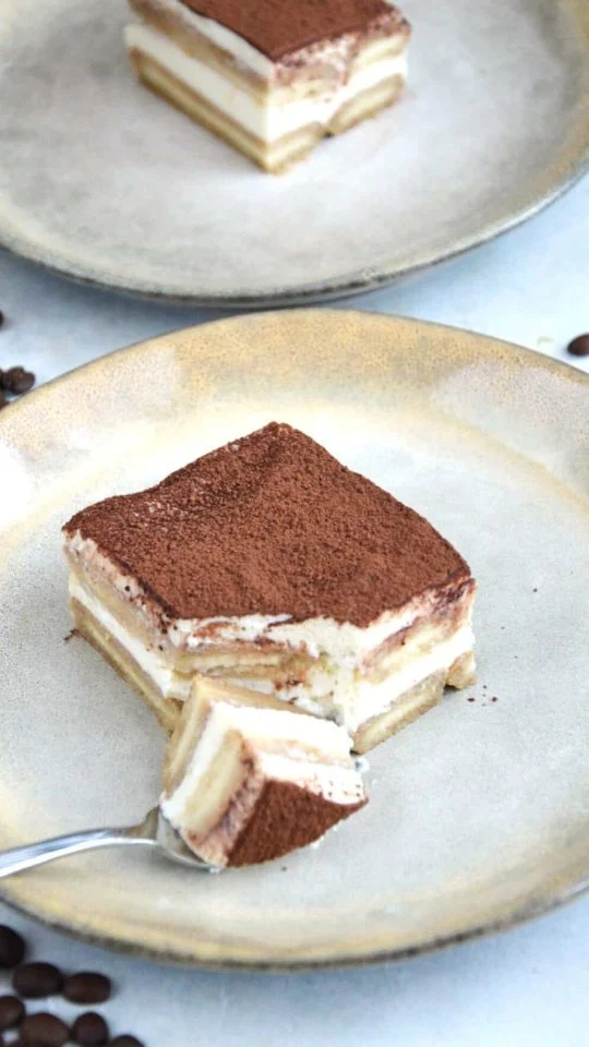 Tiramisu dietetyczne, czyli tiramisu z ricotty 👌  Pomysł na nie podsunął mi jeden włoski film, a, jako fanka serka ricotta, musiałam spróbować i wyszło naprawdę przepysznie ❤️  Serek ricotta ma swój charakterystyczny smak, więc to fit tiramisu smakuje nieco inaczej niż klasyk. Jednak, wciąż jest cudownie kremowe, idealnie słodkie i rozpływa się w ustach 🙌  A robi się je w mniej niż 30 minut, więc na szybkie weekendowe ciasto perfetto 👌  Link do przepisu w bio ❤️  #tiramisu #ricotta #fitprzepisy #łatweprzepisy #fitpodwieczorek #szybkieciasto #bezpieczenia #szybkieprzepisy #ciastonaniedzielę