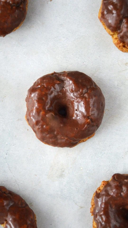 Fit donuty z polewą czekoladową to pieczone oponki daktylowe idealne na tłusty czwartek i nie tylko 🙌  Oczywiście nie namawiam do rezygnacji z pączków, ale na deser po pączkowej uczcie takie zdrowe donuty nadadzą się idealnie 👌  Robi się je szybko i sprawnie, a łatwiejszej polewy czekoladowej chyba nie da się wymyślić, więc na mały relaks w kuchni nadadzą się idealnie 😁  Na 8 sztuk potrzebujesz:
- 100 g suszonych daktyli
- 150 g mąki pszennej 
- 1/2 łyżeczki proszku do pieczenia
- 100 g erytrolu lub ksylitolu
- 3 łyżki oleju
- 1 jajko
- 1 dużą łyżkę kremu czekoladowego (u mnie bez cukru) 
- 1 łyżkę mleka  #fitsłodkości #fitprzepisy #tłustyczwartek #tlustyczwartek #szybkieprzepisy #łatweprzepisy #fitdonut #fitpączki